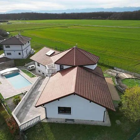 5*, 15 Personnes, Piscine A 20 Min De Geneve Villa *