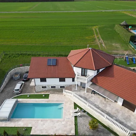 5*, 15 Personnes, Piscine A 20 Min De Geneve * Juvigny (Haute-Savoie)